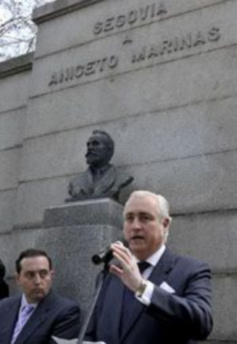 Concepción leyó el elogio ante el busto con la efigie de Aniceto Marinas. / J. Martín