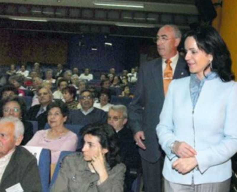 Silvia Clemente volvió a encontrase con los ex alumnos de la Universidad de la Experiencia./FERNANDO PEÑALOSA