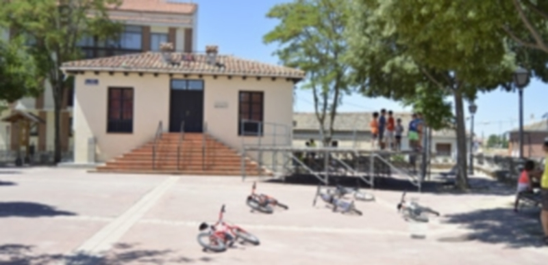 La plaza del Ayuntamiento en Fuentemilanos es el centro neurálgico de este barrio incorporado al municipio de Segovia con alma de pueblo.  / CRISTINA YUSTA