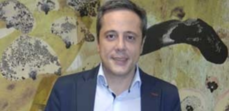 José Bayón posa en la redacción de EL ADELANTADO.  / Elena Peña