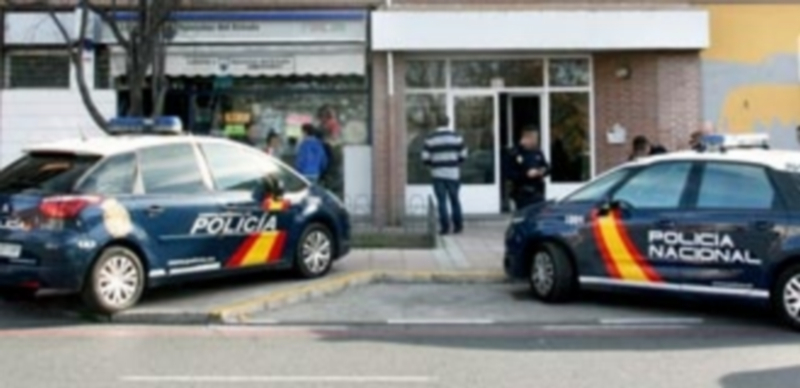 Miembros de la Policía estuvieron comprobando la existencia de huellas de los autores del robo. / F. D.