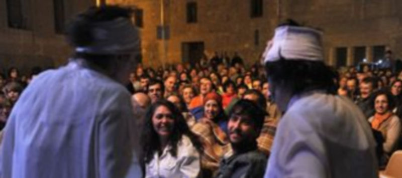 “Las gallegas” de la compañía Lolita Corina  bajan del escenario y comparten ante un divertido público su espectáculo./ Javier Salcedo.