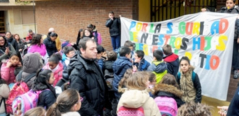 Padres y alumnos han protagonizado varios actos reivindicativos para reclamar el arreglo del patio escolar. / Kamarero