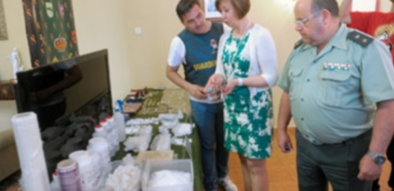 Desmantelada la red de distribución de cocaína más importante en Segovia 1 La subdelegada del Gobierno y el teniente coronel de la Guardia Civil miran