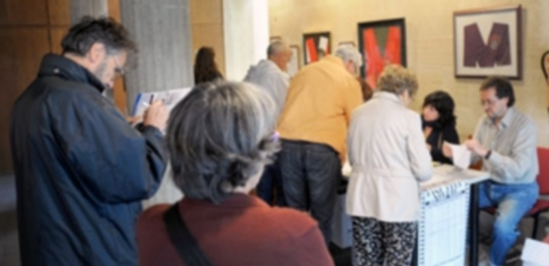 Los socios esperaban haciendo fila para poder renovar ayer sus carnés de la temporada 2015/2016. /kamarero