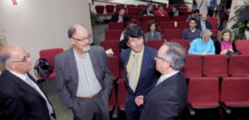 El delegado territorial de la Junta (dcha.) fue el encargado de inaugurar las jornadas ‘Trabajos en altura