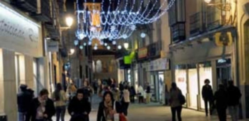 La Calle Real lució ya ayer la iluminación que adornará esta zona durante las fiestas./ Kamarero