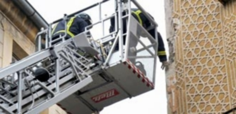 DBomberos del Servicio municipal de Extinción de Incendios del Ayuntamiento en plena faena. / Kamarero