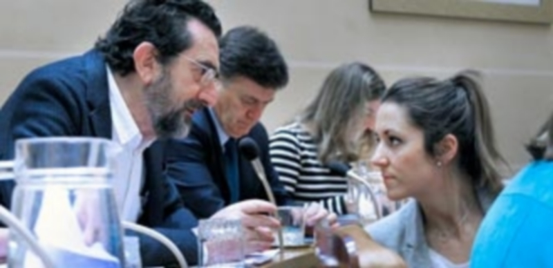 La portavoz del GMP Raquel Fernández conversa con el concejal Juan Antonio Miranda durante un pleno. / Kamarero