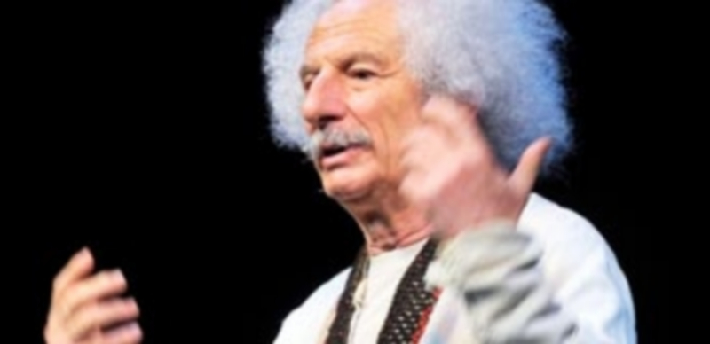 ‘El Brujo’ alternó en su monólogo episodios de ‘El Quijote’ de Cervantes con otros de Quijanos del XXI./ Kamarero