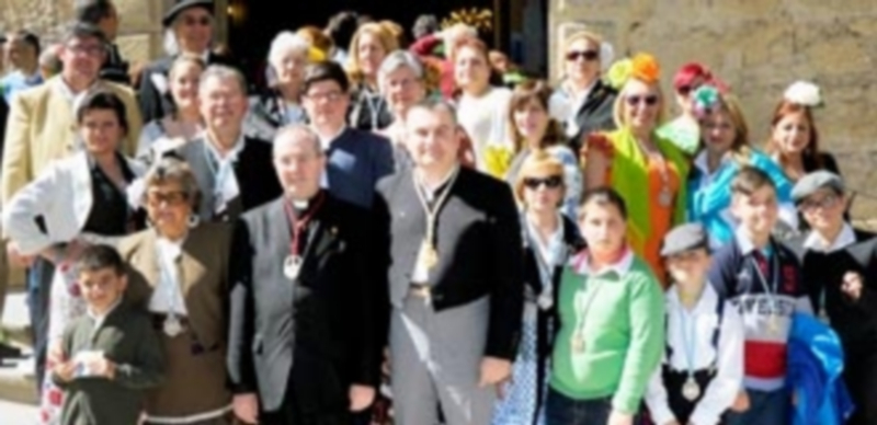 Los integrantes de la Hermandad posaron a la puerta del santuario./ Kamarero