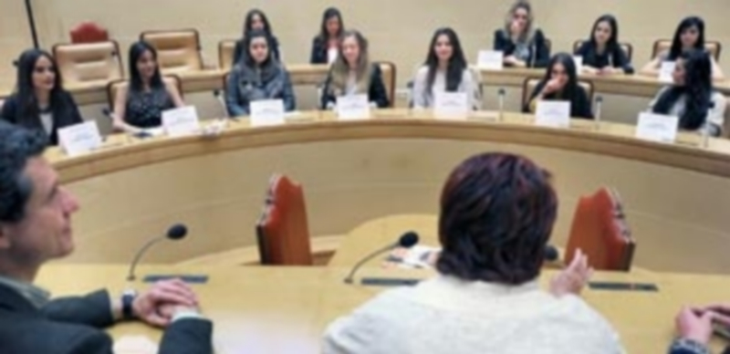 San Millán tiene Alcaldesa el año que recupera sus fiestas 1 Las jóvenes representantes de barrios segovianos eligieron entre ellas a la Alcaldesa de las próximas fiestas de la ciudad en el Salón de Plenos. / Kamarero