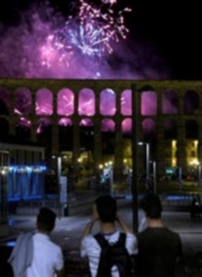 El Acueducto quedó iluminado con el arte pirotécnico de los fuegos. /kamarero