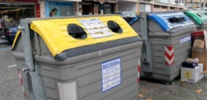 Contenedor de envases ligeros situado en la calle Jardín Botánico. / KAMARERO