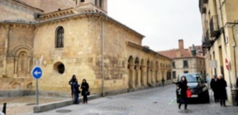 La fachada norte de la iglesia de San Martín puede contemplarse ahora sin vehículos que lo obstaculicen. /  KAMARERO