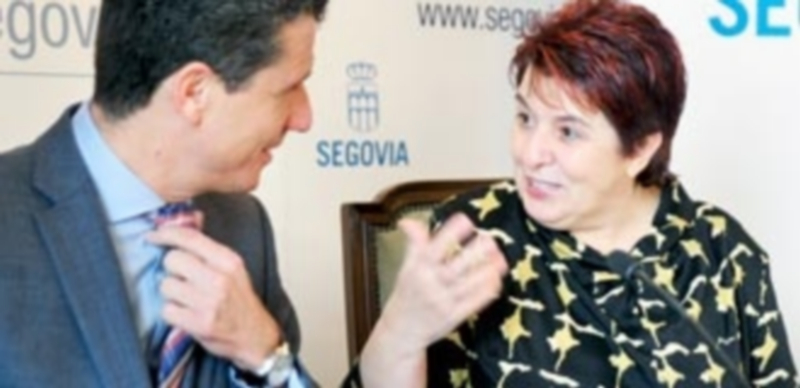 Andrés Torquemada conversa con la alcaldesa antes de ofrecer un balance del área de Participación Ciudadana. / KAMARERO