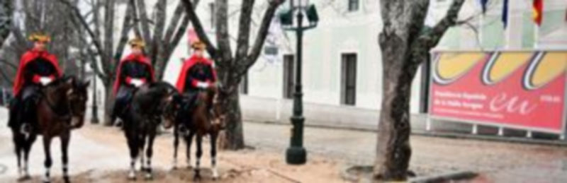 Guardias civiles a caballo con trajes clásicos ofrecen una estampa única en el Real Sitio y sirven de escolta a los políticos reunidos estos días en el Parador. /Kamarero