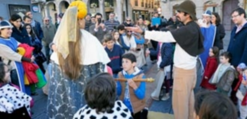 El auge del turismo con niños motiva un programa específico más amplio 1 Los participantes en las visitas dirigidas por el personaje del arriero Claudio han aumentado en los últimos años. / KAMARERO