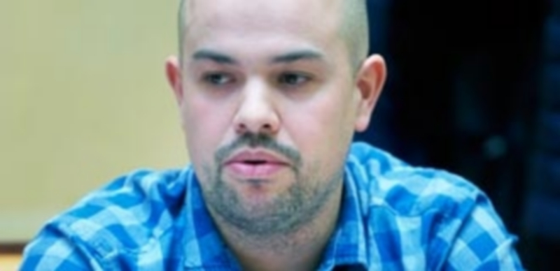 Ángel Galindo se emocionó recitando un poema de Marcos Ana. / KAMARERO