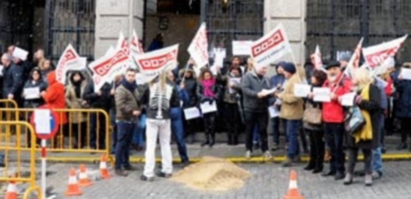 Los funcionarios de los juzgados se manifestaron a la puerta del Palacio de Justicia de 11.00 a 11.30 horas. / KAMARERO