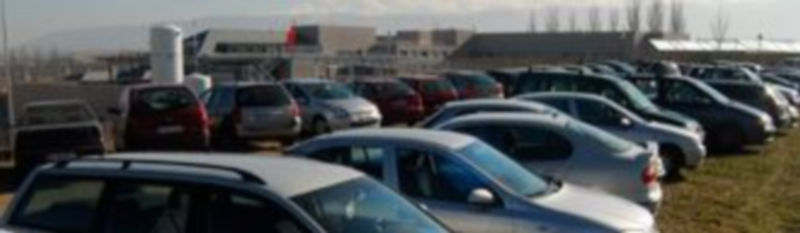 Familiares y pacientes deben aparcar hoy en auténticos barrizales./Kamarero