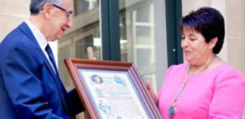 Mora (Fundación María Zambrano) recibe el pergamino conmemorativo de manos de la alcaldesa. / KAMARERO