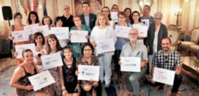 La X Marcha de Mujeres reparte 13.000 euros entre dieciocho entidades sociales 1 Foto de familia de las dos organizadoras