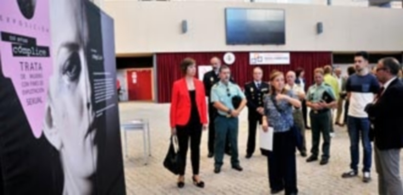 Una exposición saca a la luz la actual existencia de esclavas en España 1 Inauguración de la exposición ‘No seas cómplice’ ./ KAMARERO