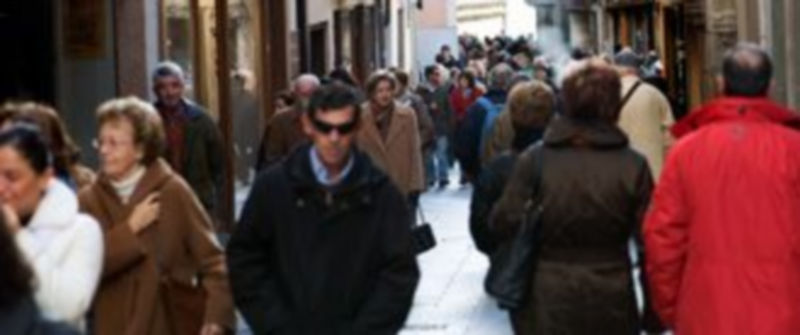 Un 35 por ciento de los segovianos afirma que su situación económica es regular; otro 35 por ciento que es mala y un 17 por ciento la califica como muy mala. / Kamarero