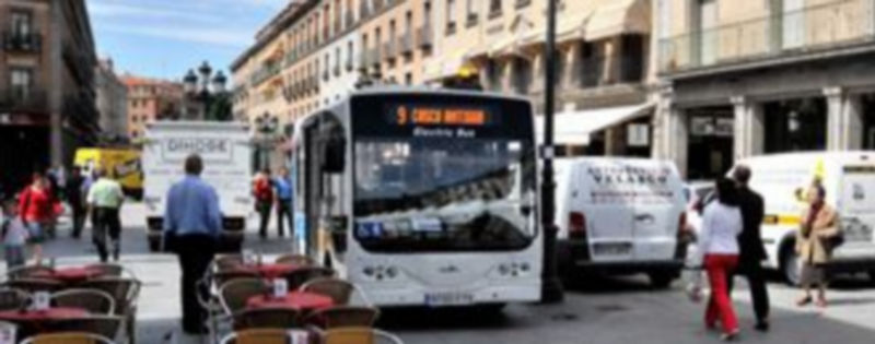 El “ecobús” circula en su nuevo itinerario por la avenida peatonal de Fernández Ladreda. / Kamarero