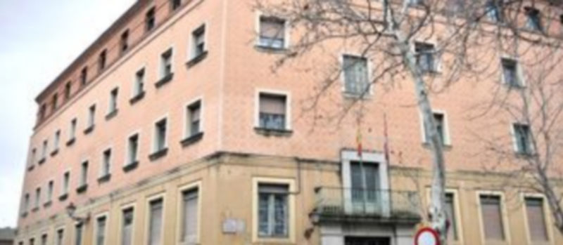 Edificio del Hospital Policlínico que permanece cerrado desde hace un año y medio./Kamarero