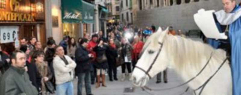 El sábado los heraldos de la Junta de Cofradías recorrieron el casco histórico para anunciar el inicio de la Semana Santa./A.K.