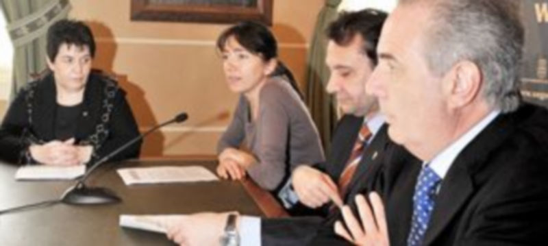 La concejala Clara Luquero (izq)