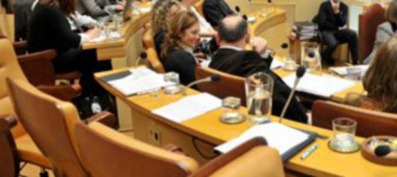 Butacas vacías de los concejales del PP que el 31 de marzo abandonaron el pleno. Al fondo