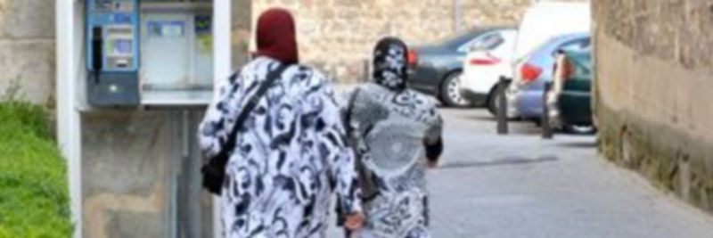 Dos mujeres de origen magrebí pasean por una calle de Segovia capital. / Kamarero