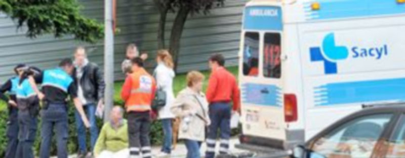 Una actuación de los equipos de emergencias sanitarias de Sacyl en una vía pública de Segovia./Kamarero