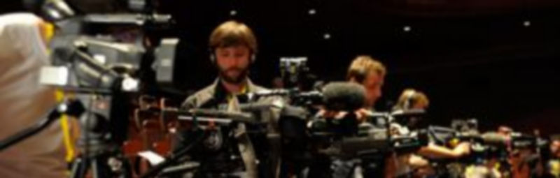 Una treintena de cámaras recogieron imágenes del anuncio del jurado. /Kamarero