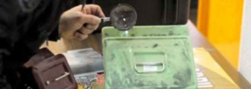 Un agente de la Policía toma muestras de una caja de caudales que fue forzada por los ladrones. / Kamarero