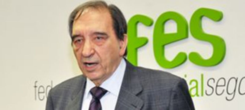 El ex ministro Rafael Calvo Ortega se dirige al público que llenó el salón de actos de la FES. / Kamarero