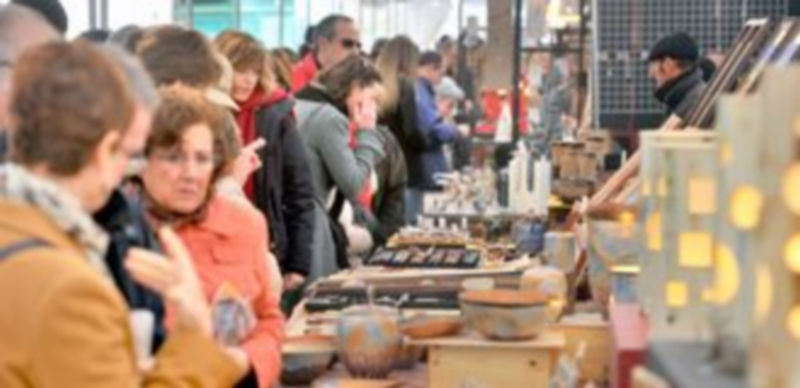 El público ha respondido a la convocatoria de los cuarenta ceramistas y alfareros que han expuesto sus obras en la avenida Fernández Ladreda. / Kamarero