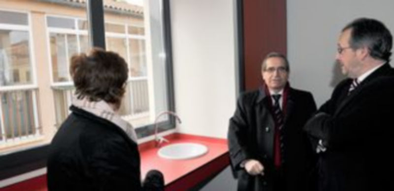 La concejala Teresa Arranz (de espaldas)