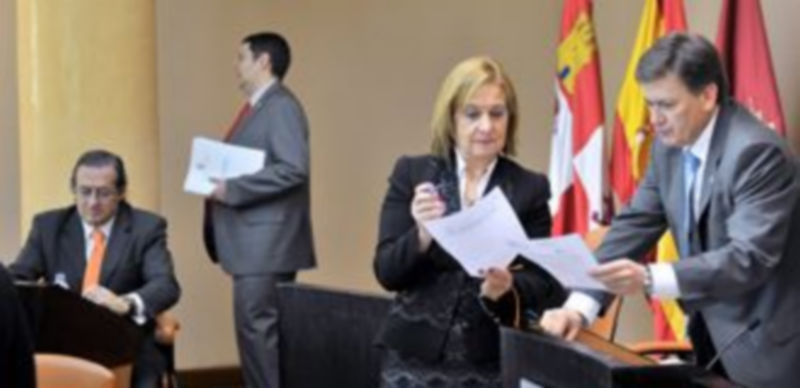 El presidente conversa con la secretaria minutos antes de que se iniciara el pleno. / Kamarero