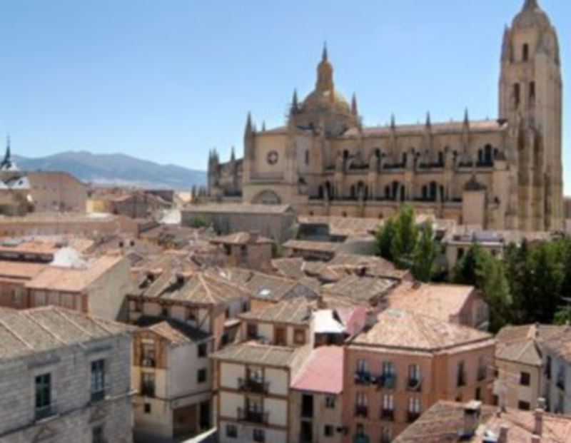 Imagen del recinto amurallado de Segovia. /KAMARERO