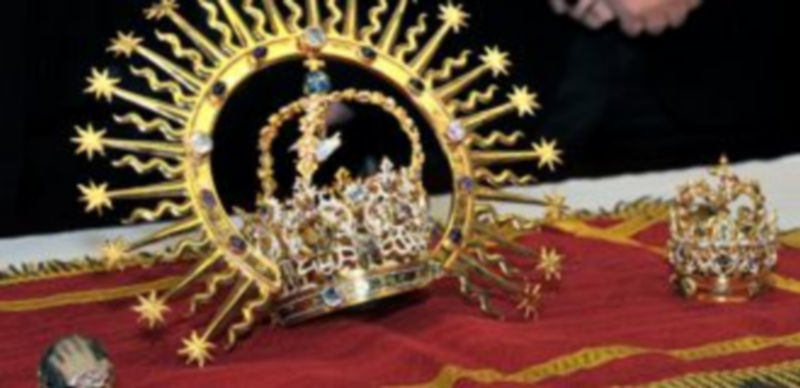 La mano del Niño Jesús y las dos coronas que fueron robadas el pasado viernes en el Santuario. / Kamarero