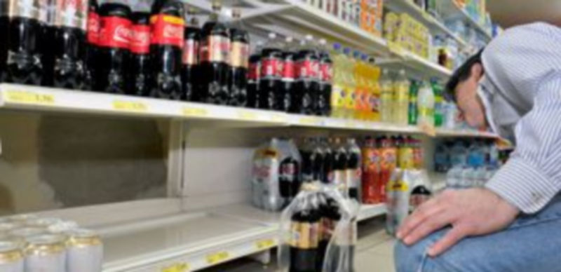 Imagen de la pared que horadaron los ladrones para acceder al interior del establecimiento comercial./ Kamarero.