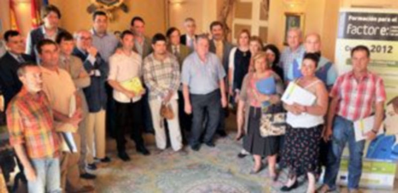 Arahuetes y Giráldez posan en una foto de familia con los empresarios que ayer recogieron sus diplomas. / Kamarero