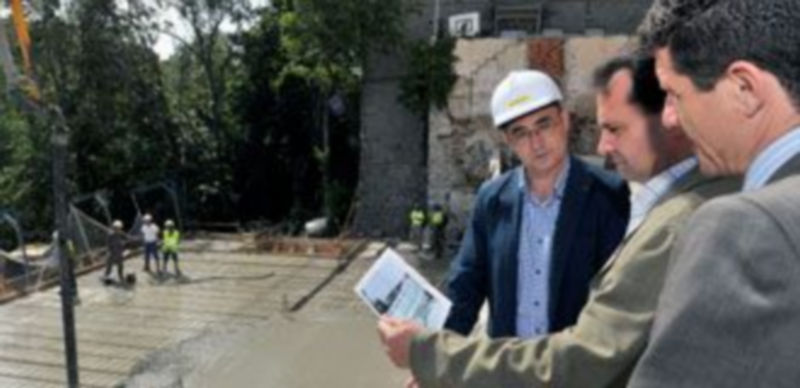 Arahuetes y Torquemada observan un plano del proyecto