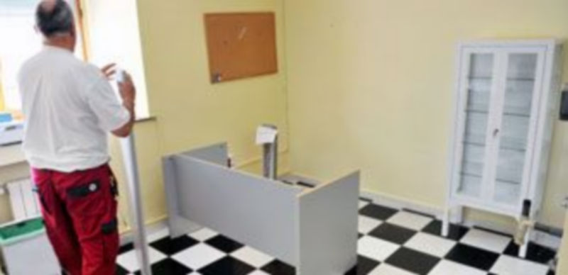 Trabajos de mudanza desde el consultorio ya cerrado en La Misericordia (arriba) al centro de salud. / Kamarero.