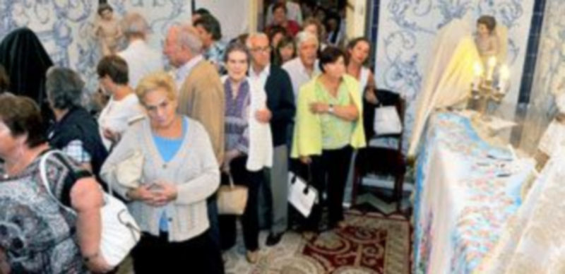 Numerosos segovianos quisieron aprovechar el día de ayer para ver de cerca los mantos de la Virgen. / Kamarero