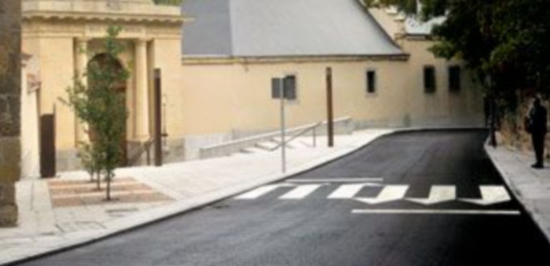 Las obras han convertido una calle casi intransitable en una vía que facilita el normal tránsito de vehículos y peatones. /A.K.